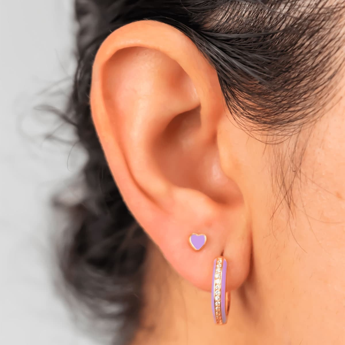 pendientes con esmalte morado aro oreja y corazón
