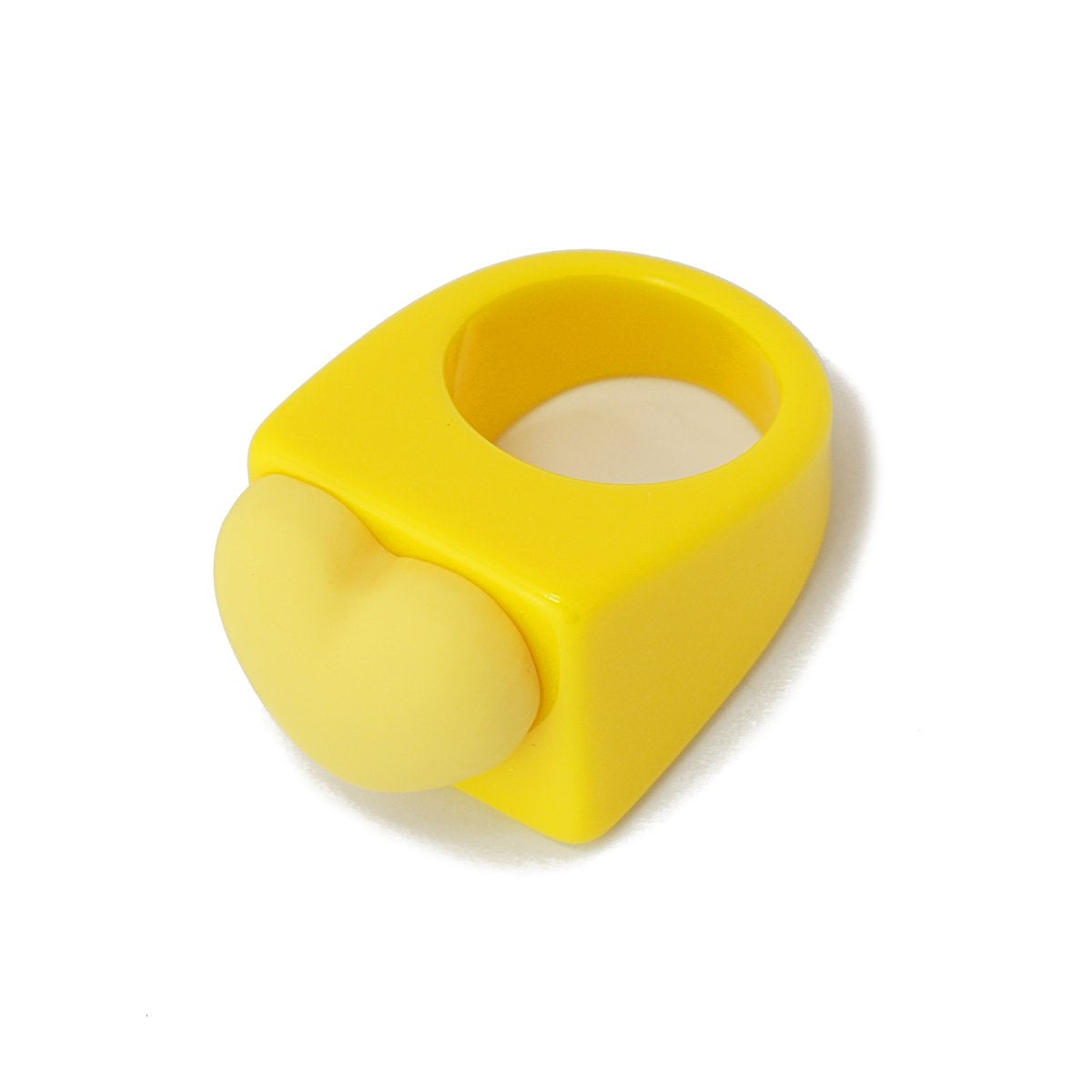 Anillo plástico reciclado tamaño maxi detalle corazón colores amarillo