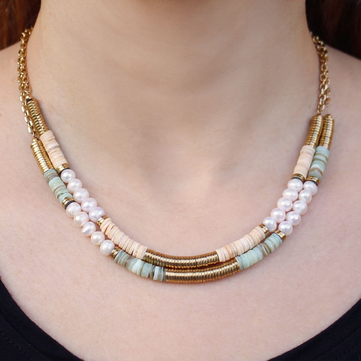 Collar heishi BCO449 acero corto dorado goma perla anartxy mujer