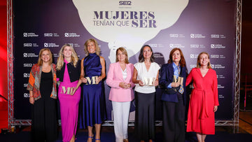 Anartxy en 'Mujeres Tenían que SER': Moda, Diseño e Inspiración en los Premios al Talento Femenino de Radio Valencia