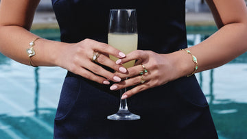 El arte del ring stacking: cómo combinar varios anillos en una misma mano con estilo