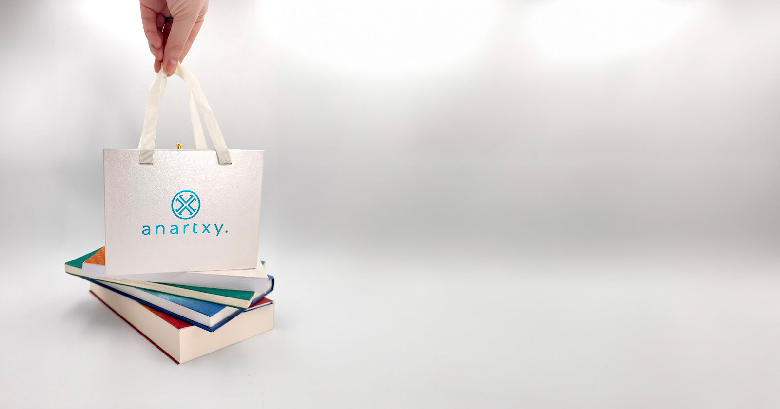 Dona un libro infantil y llévate una joya gratis: la campaña solidaria de Anartxy