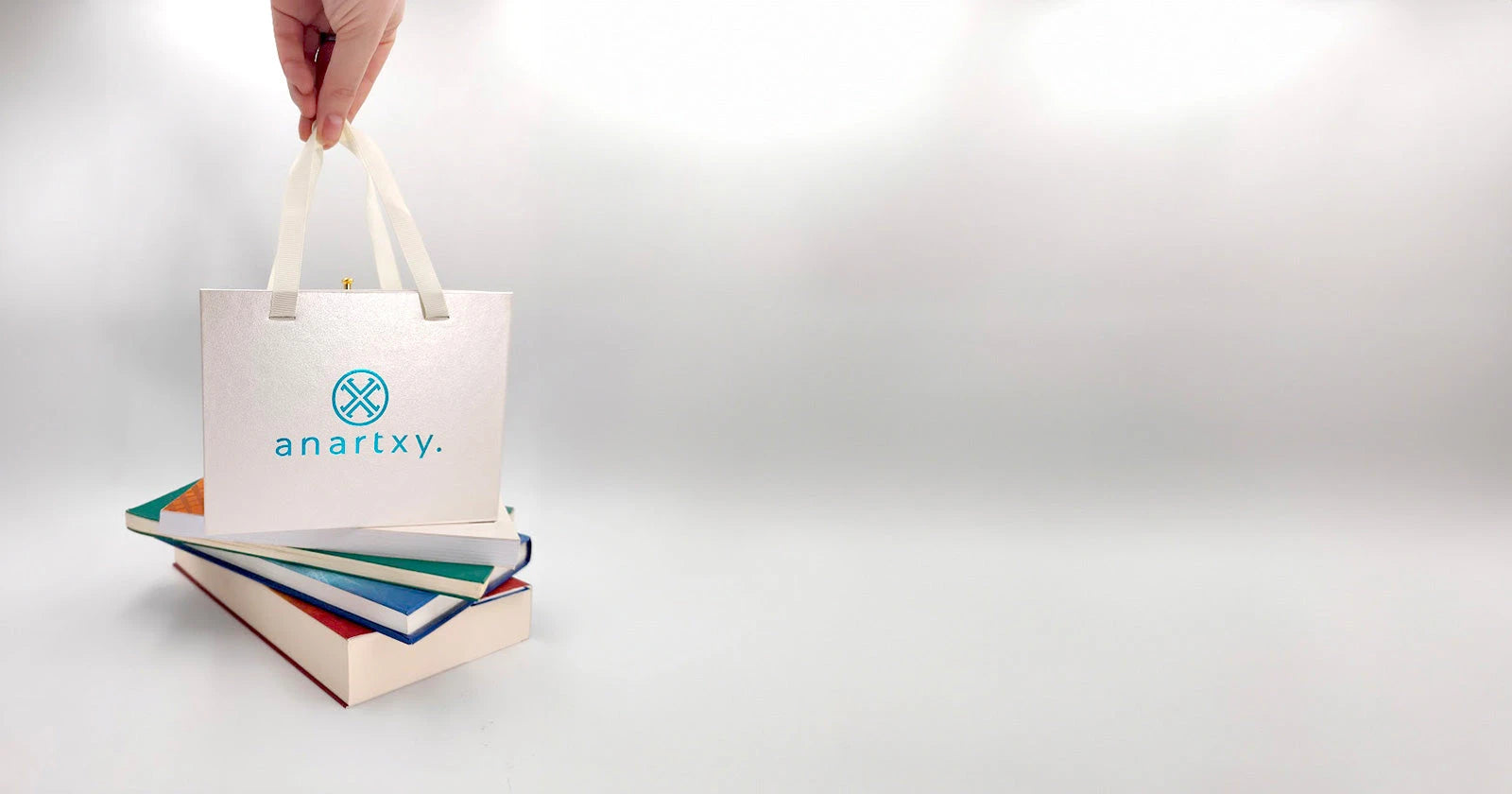 Dona un libro infantil y llévate una joya gratis: la campaña solidaria de Anartxy