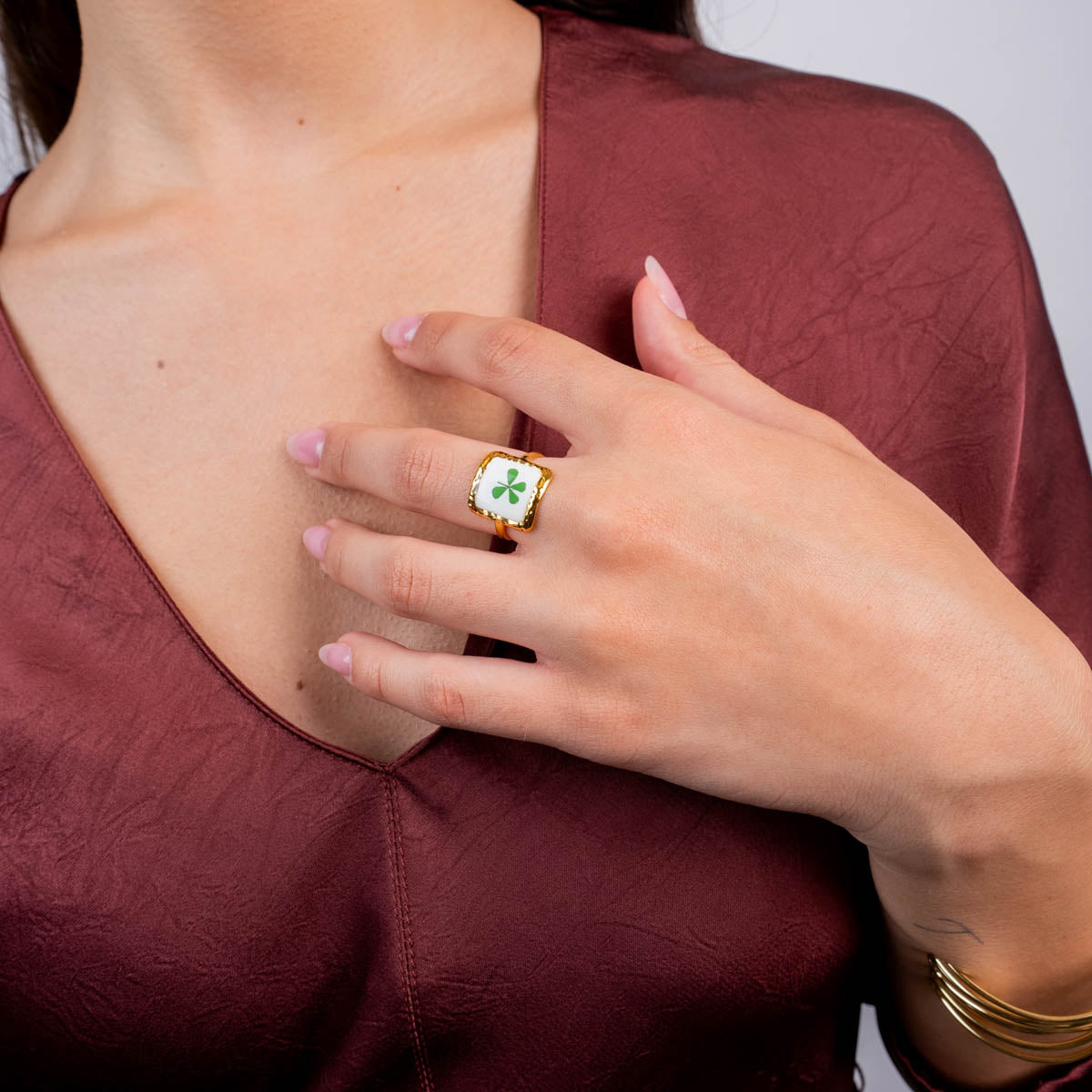 Anillo ajustable sello cuadrado trébol Dorado Anartxy