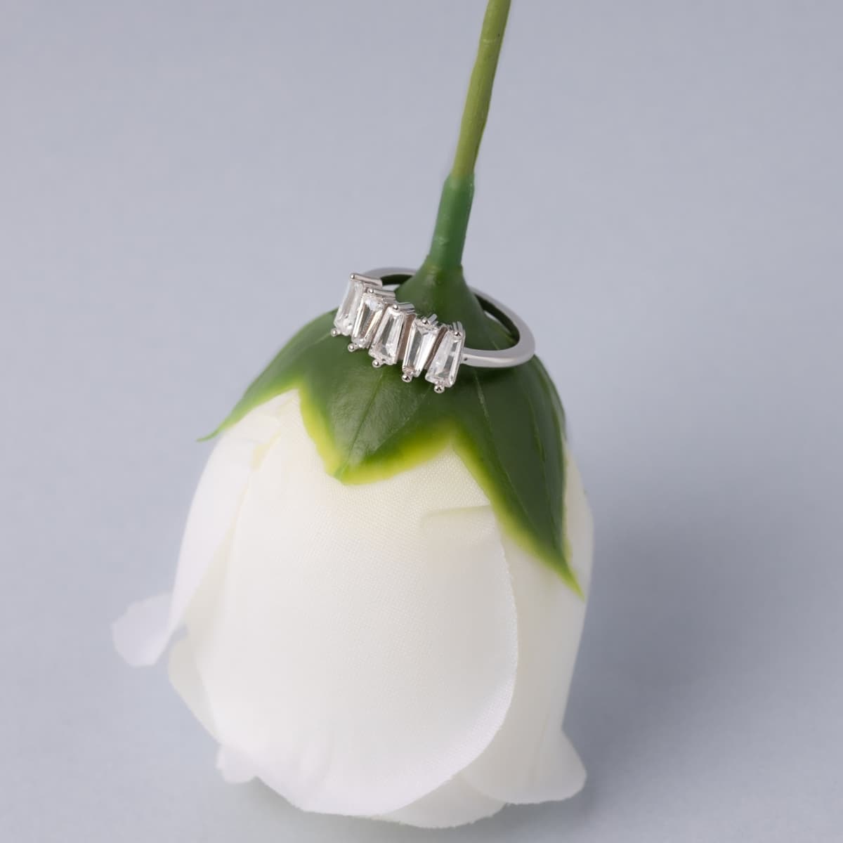 Anillo Alma baguette escalonado