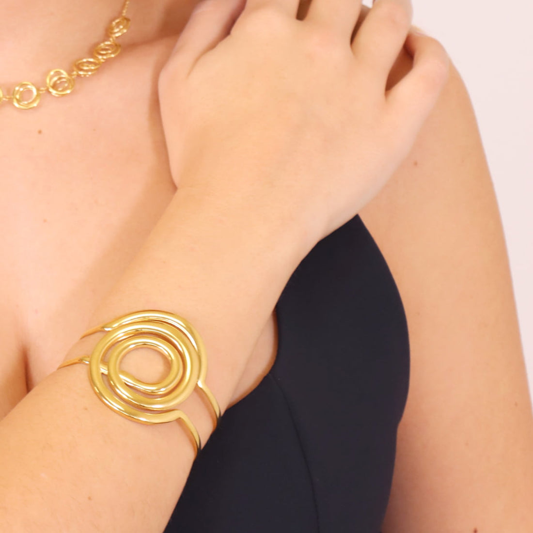 Brazalete Liquid Whirl Dorado Anartxy