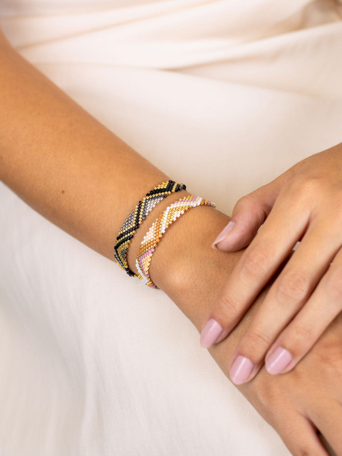 Pulsera ajustable Miyuki zigzag Negro Anartxy