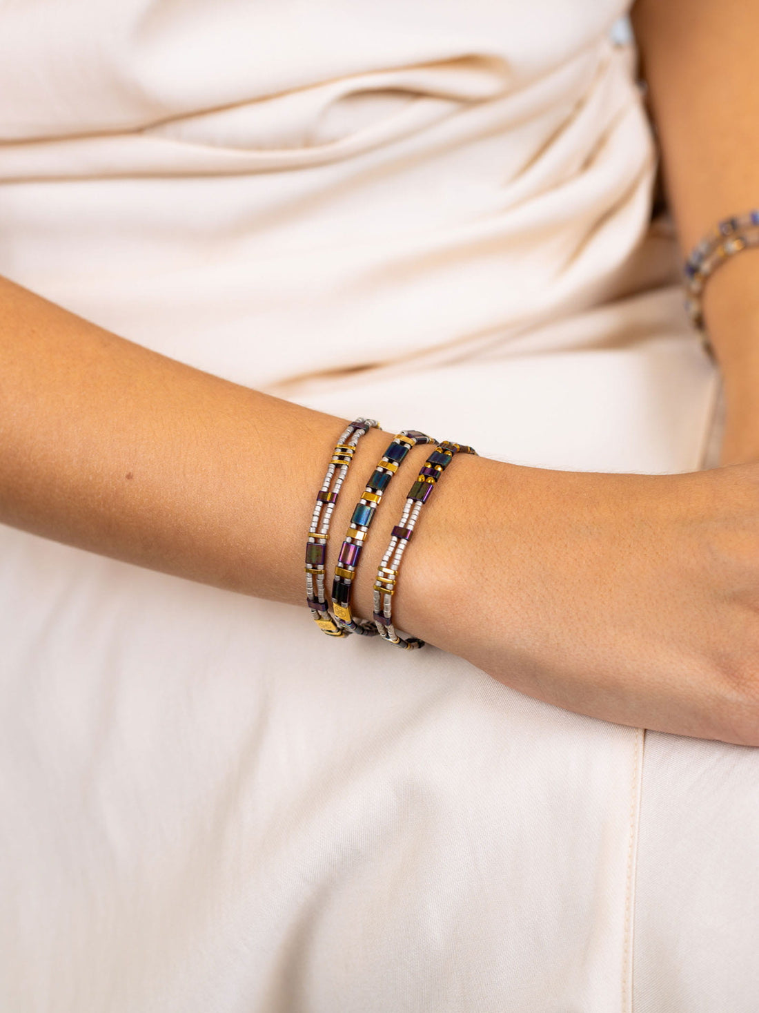 Pulsera Miyuki triple dorada geométrica Café Anartxy