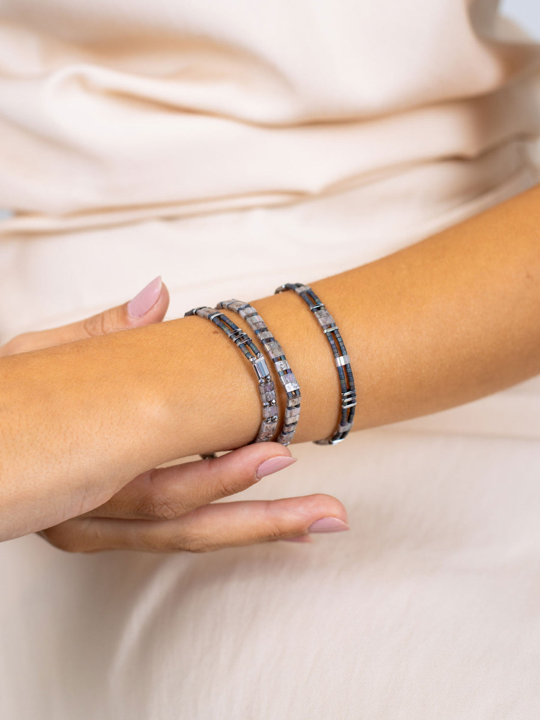 Pulsera Miyuki triple plateada geométrica Gris Anartxy