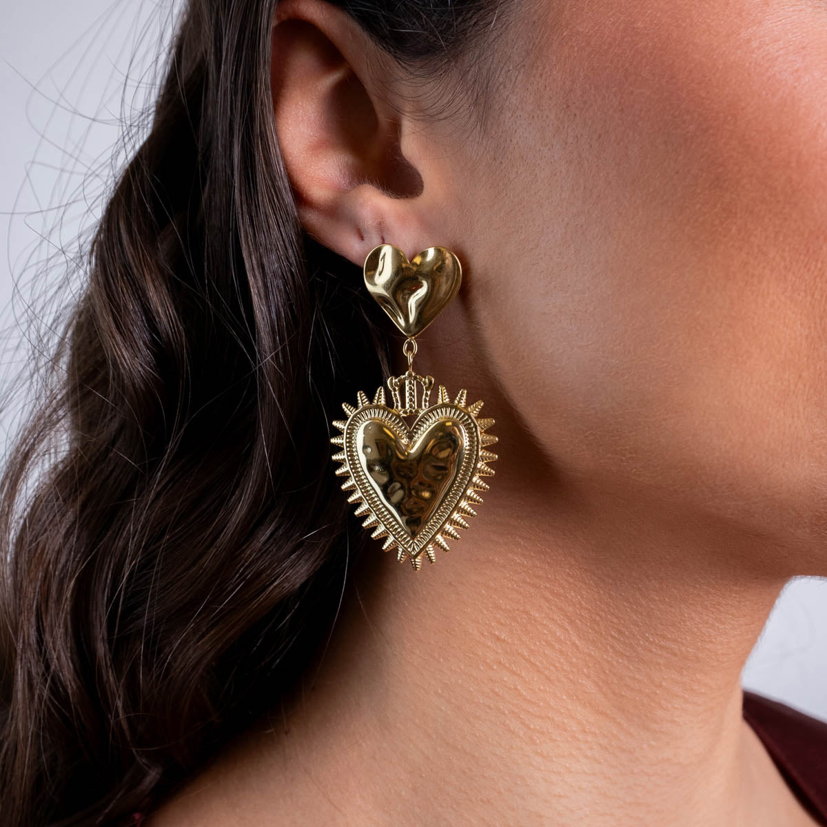 Pendientes largos con corazón sagrado con textura Dorado Anartxy