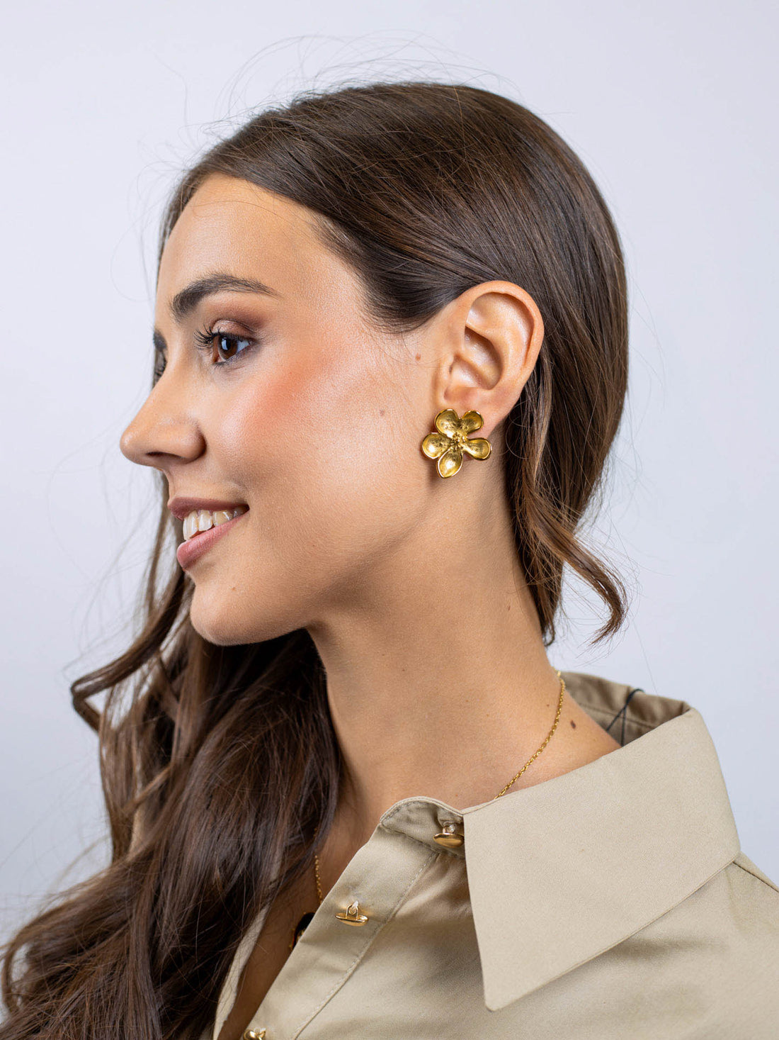 Pendientes botón Essentials flor relieve Dorado Anartxy