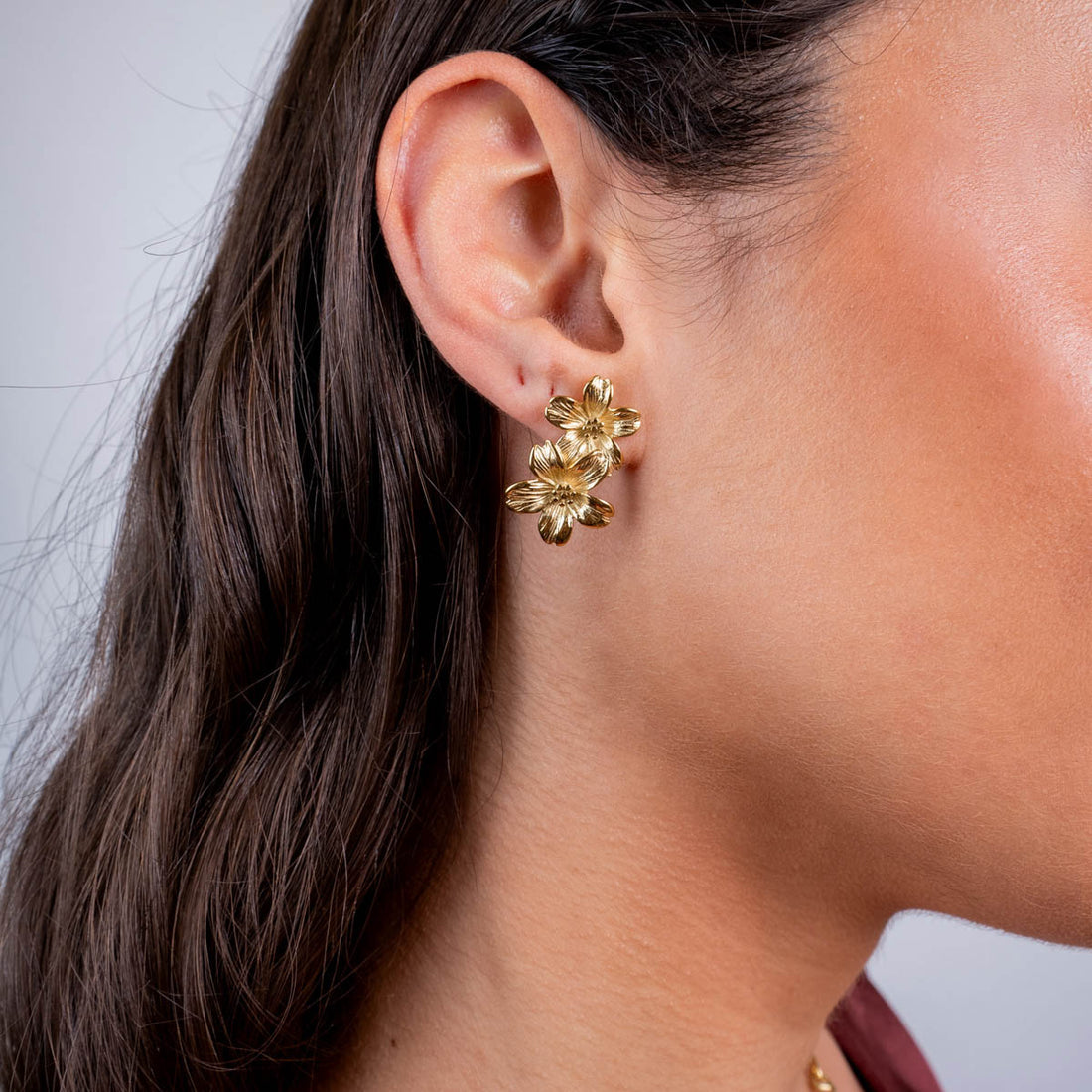 Pendientes colgantes doble flor textura Dorado Anartxy