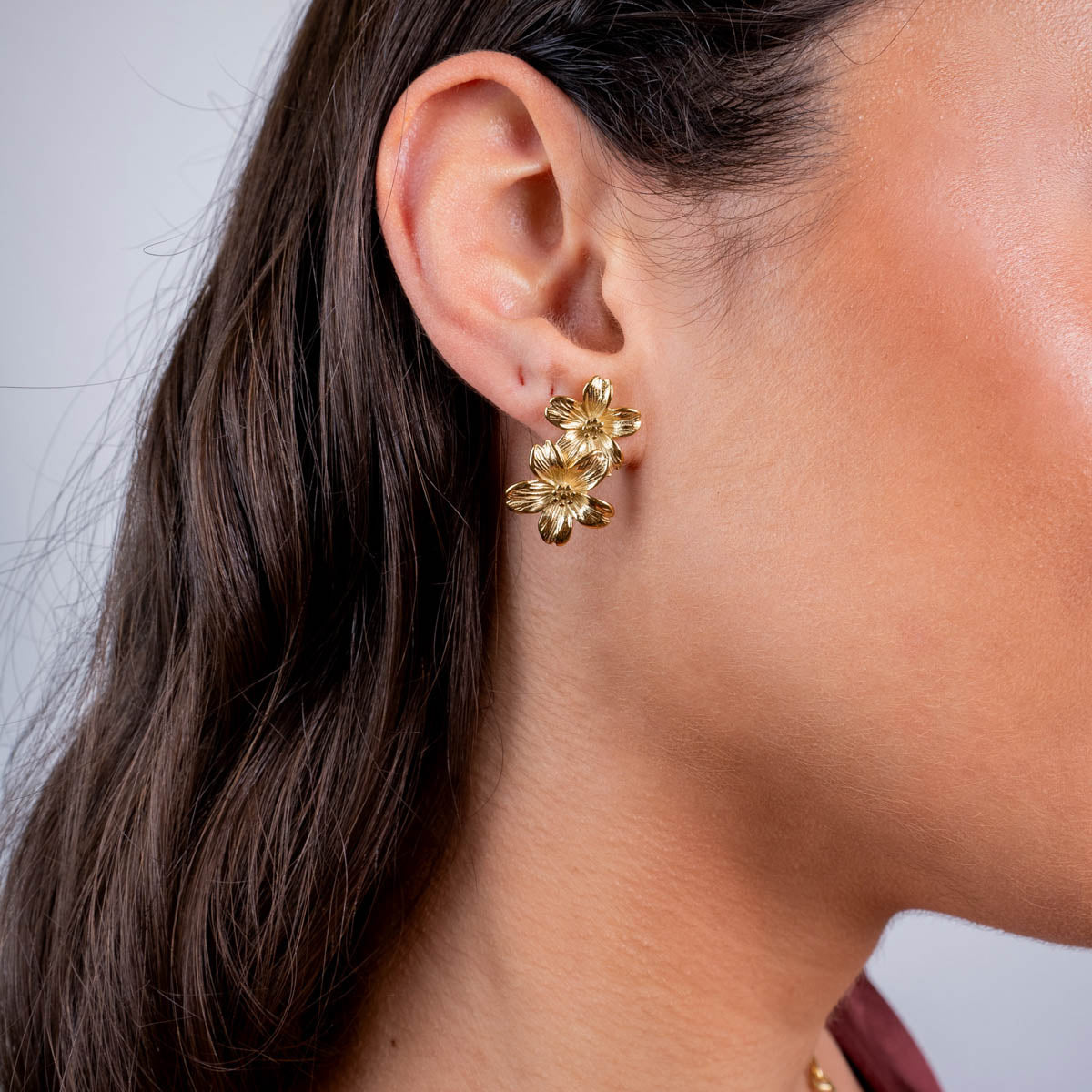 Pendientes colgantes doble flor textura Dorado Anartxy