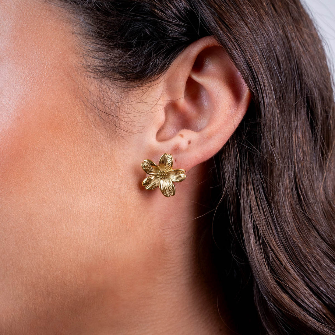 Pendientes Essentials flor relieve Dorado Anartxy
