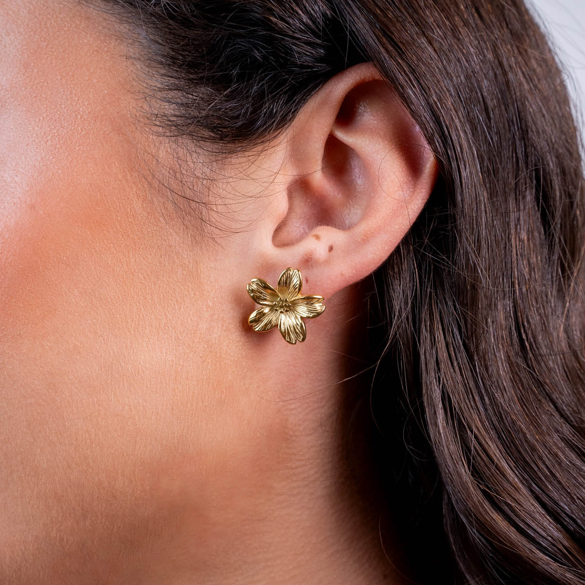 Pendientes Essentials flor relieve Dorado Anartxy
