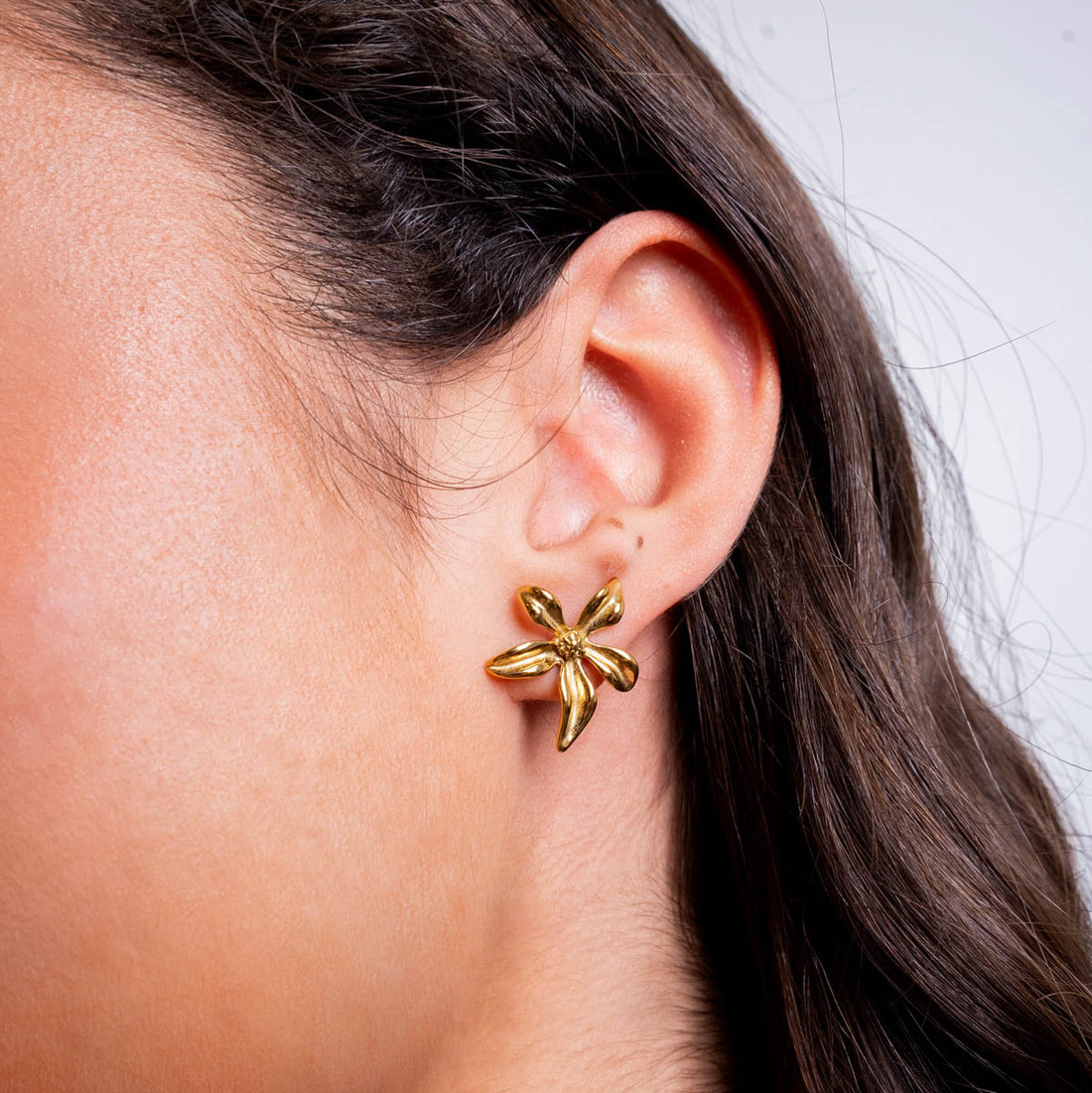 Pendientes Essentials flor curvada Dorado Anartxy