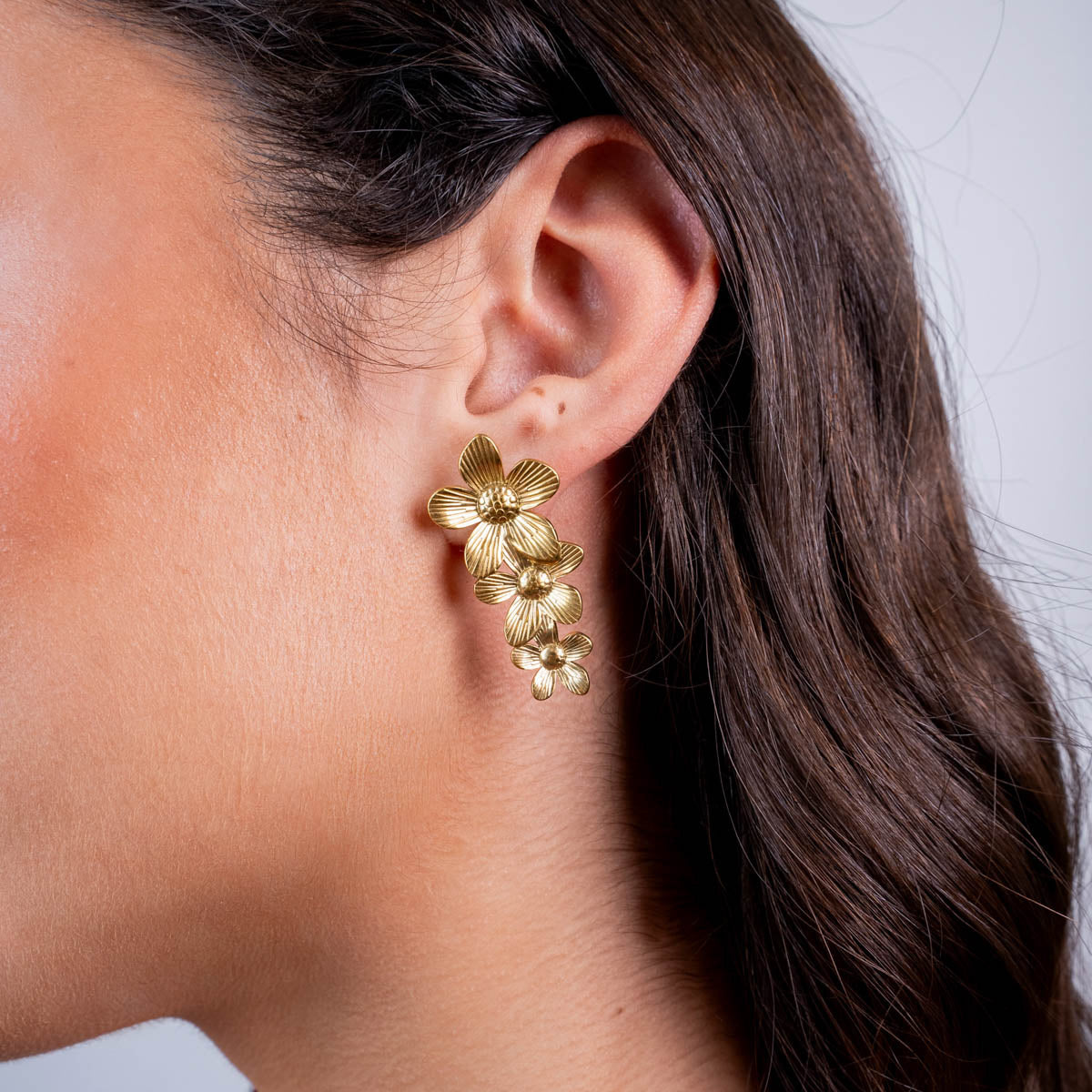 Pendientes largos Essentials flores textura Dorado Anartxy